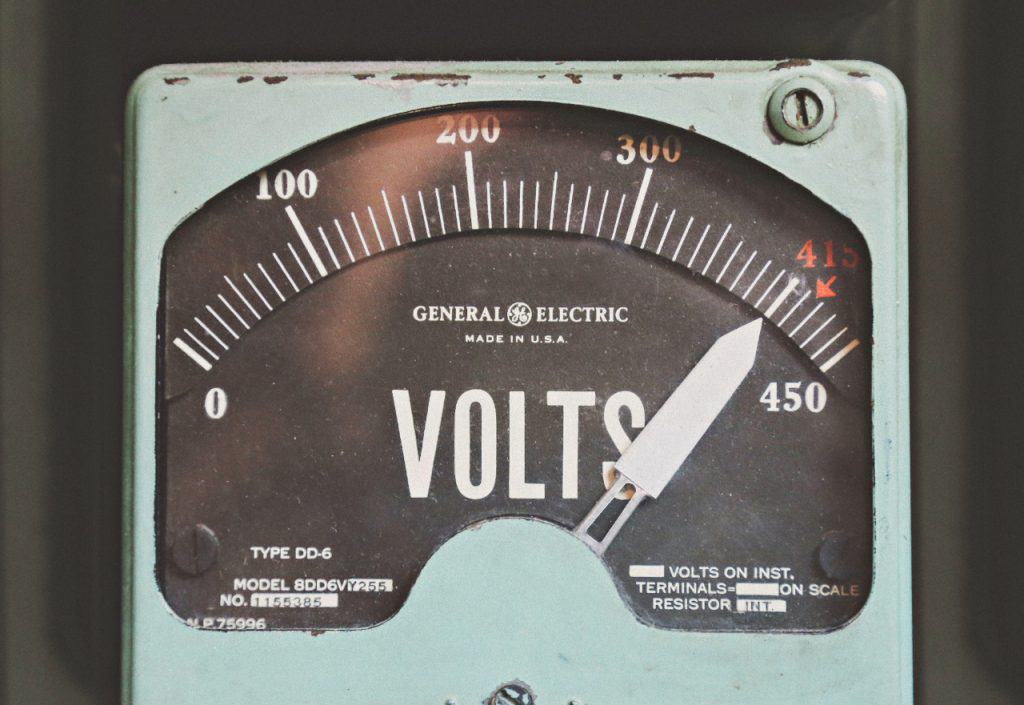 Vintage GE voltage meter reading 410